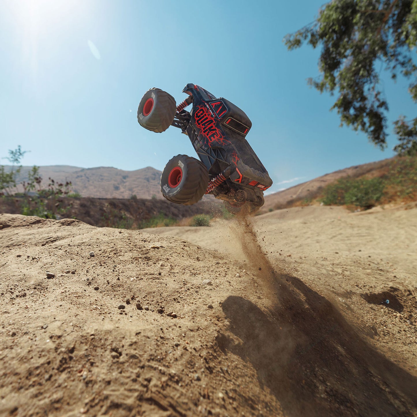 1/16 Quake GROM Small Scale 4x4 MT (Includes battery and charger) Red: ARA2137T1