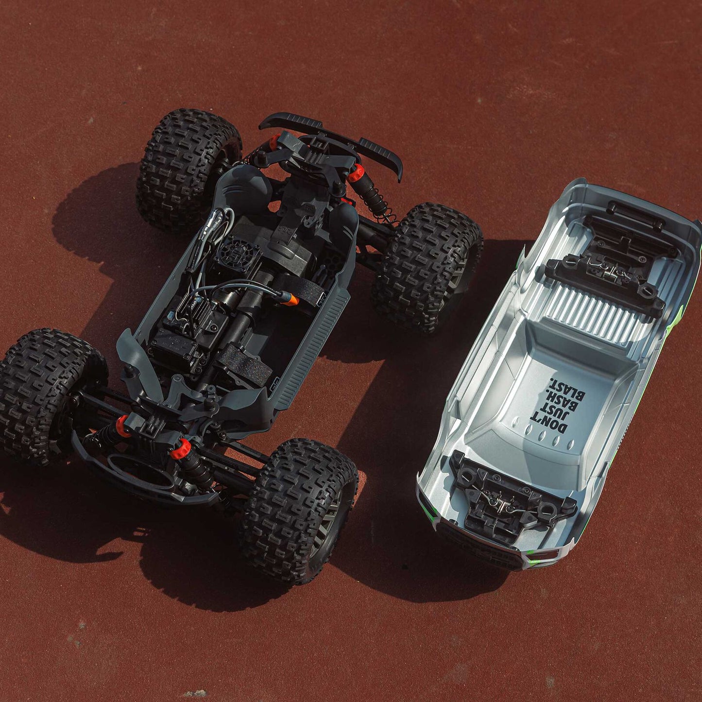 1/10 Granite, 4WD, RTR (Includes battery & charger): Green