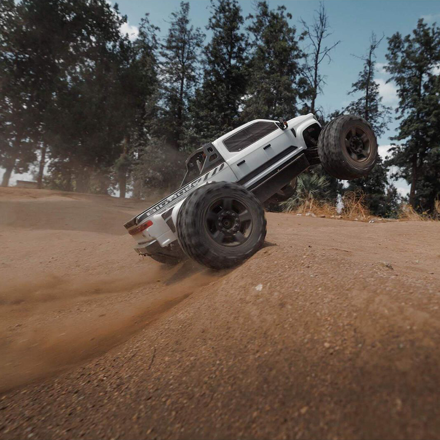 1/7 Big Rock 4WD BLX (Requires battery & charger): White: ARA7612T3