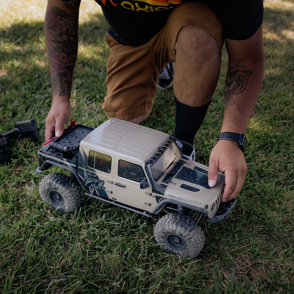 1/10 Axial SCX10 III Jeep JT Gladiator 4X4 RTR Brushed Rock Crawler, Tan