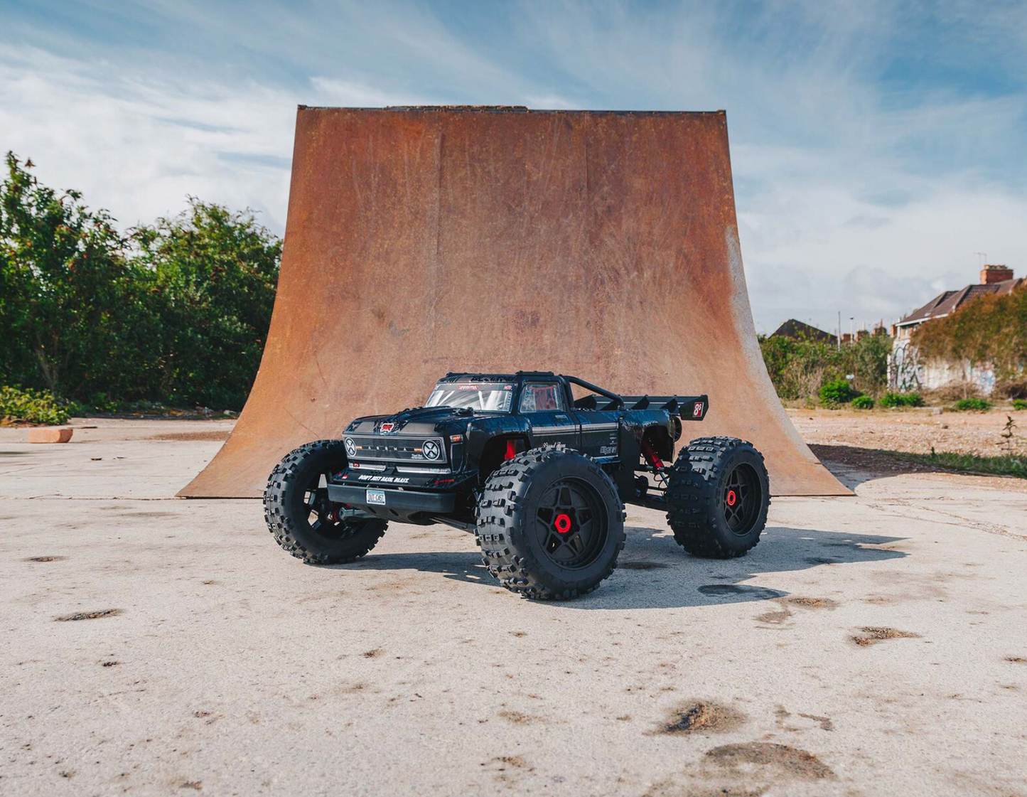 1/5 Outcast 4WD, EXtreme Bash Roller  (Requires battery & charger): Black: ARA5210